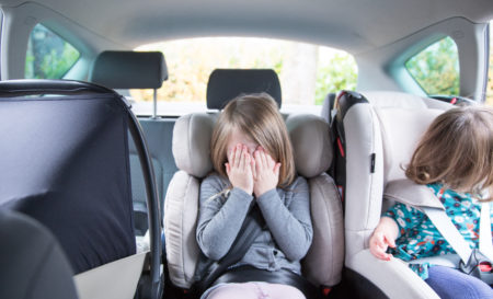 Drie kinderen in autostoelen op de achterbank : Hoe? -